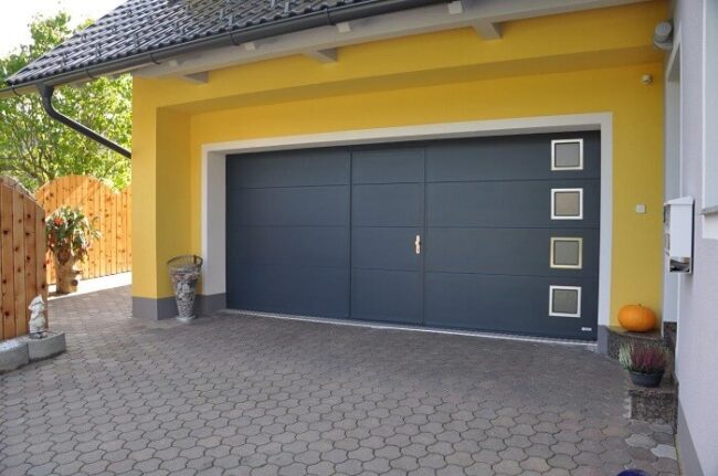 Modernes Garagentor mit einer integrierten Tür